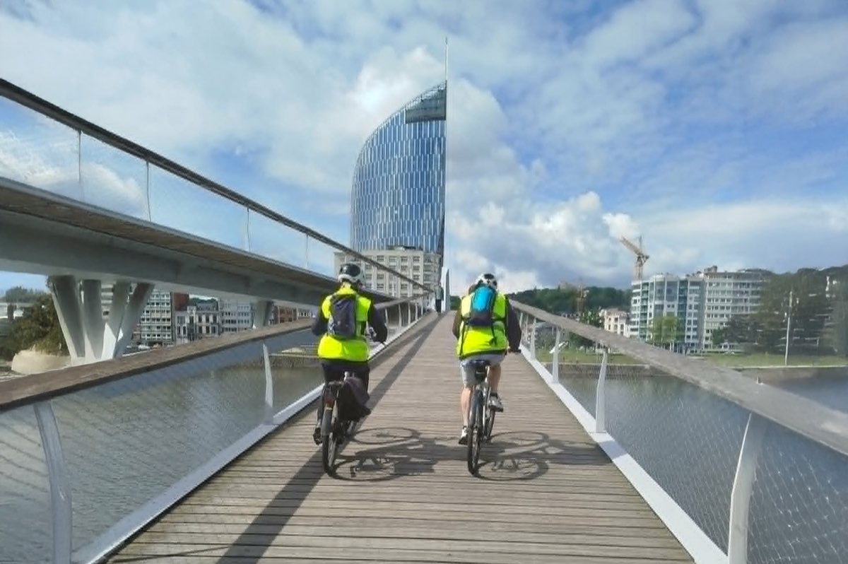 Les cyclistes Apem-T21 lors d’une étape sous la pluie