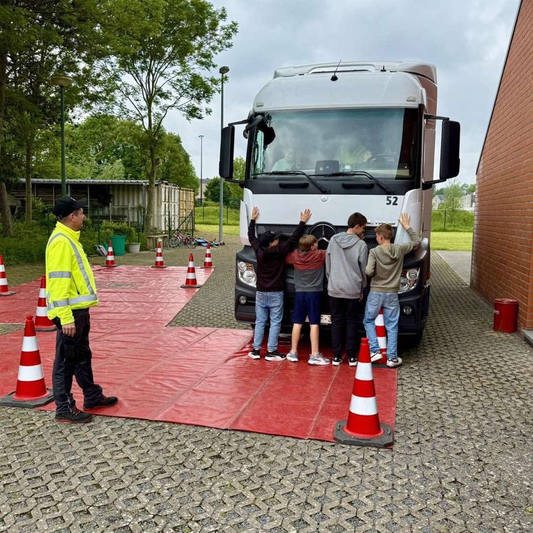 Atelier pratique avec les enfants lors de la journée sécurité routière