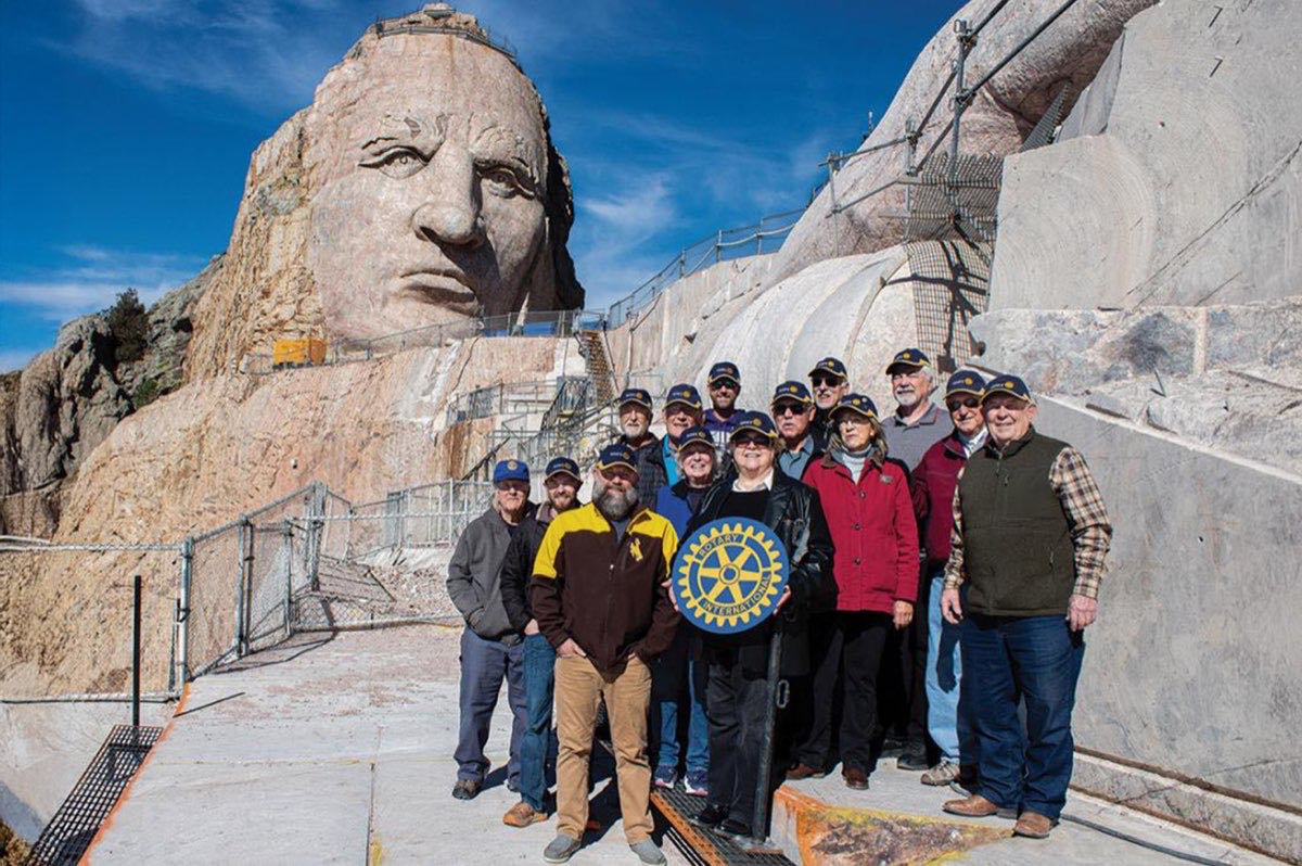 Le Rc Custer lors d’une visite au sommet de la montagne du mémorial Crazy Horse