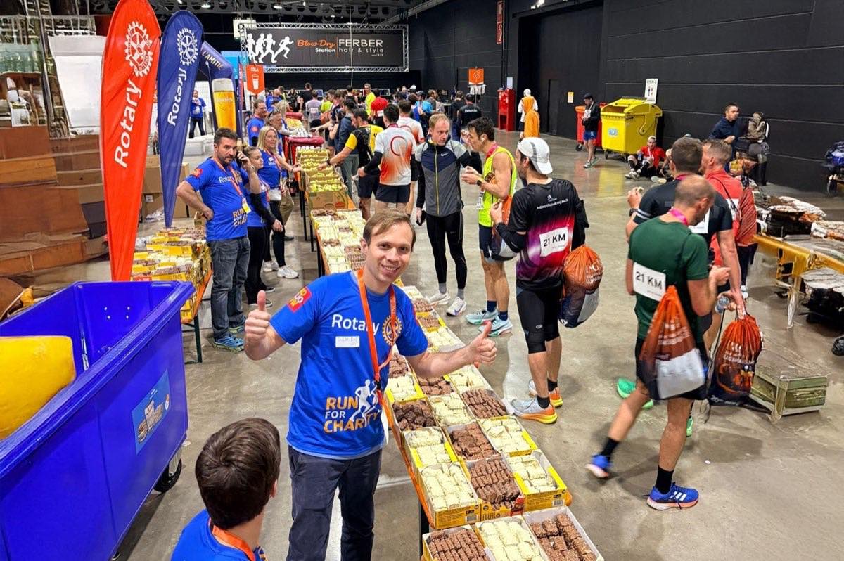 Rotary et Rotaract assurent le ravitaillement des coureurs à l’arrivée
