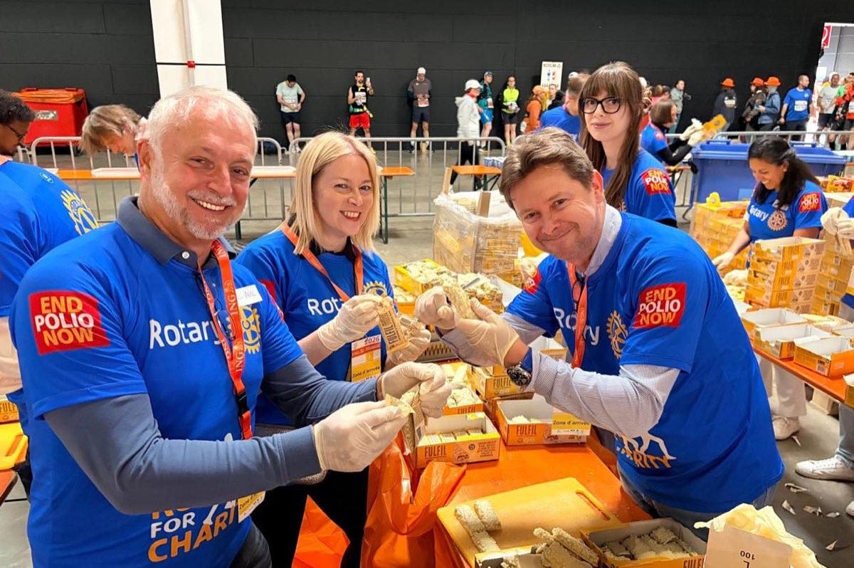 Rotary et Rotaract assurent le ravitaillement des coureurs à l’arrivée
