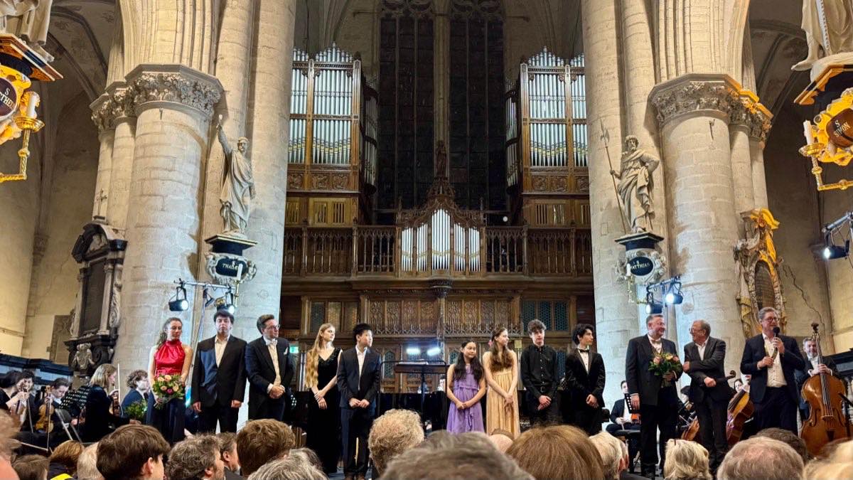 Jeunes pianistes accompagnés par un orchestre symphonique lors du lancement du fonds WiN