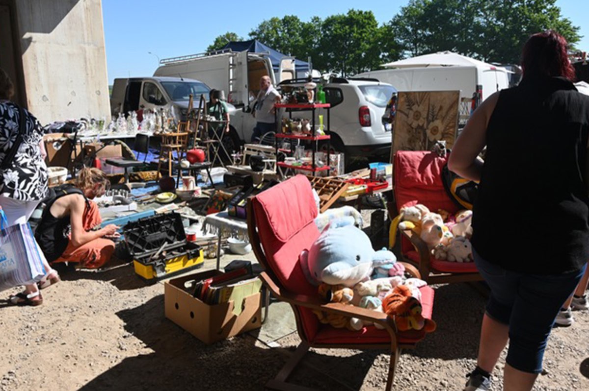 Plus de quatre cents brocanteurs et marchands au Marché et Puces de Ronquières