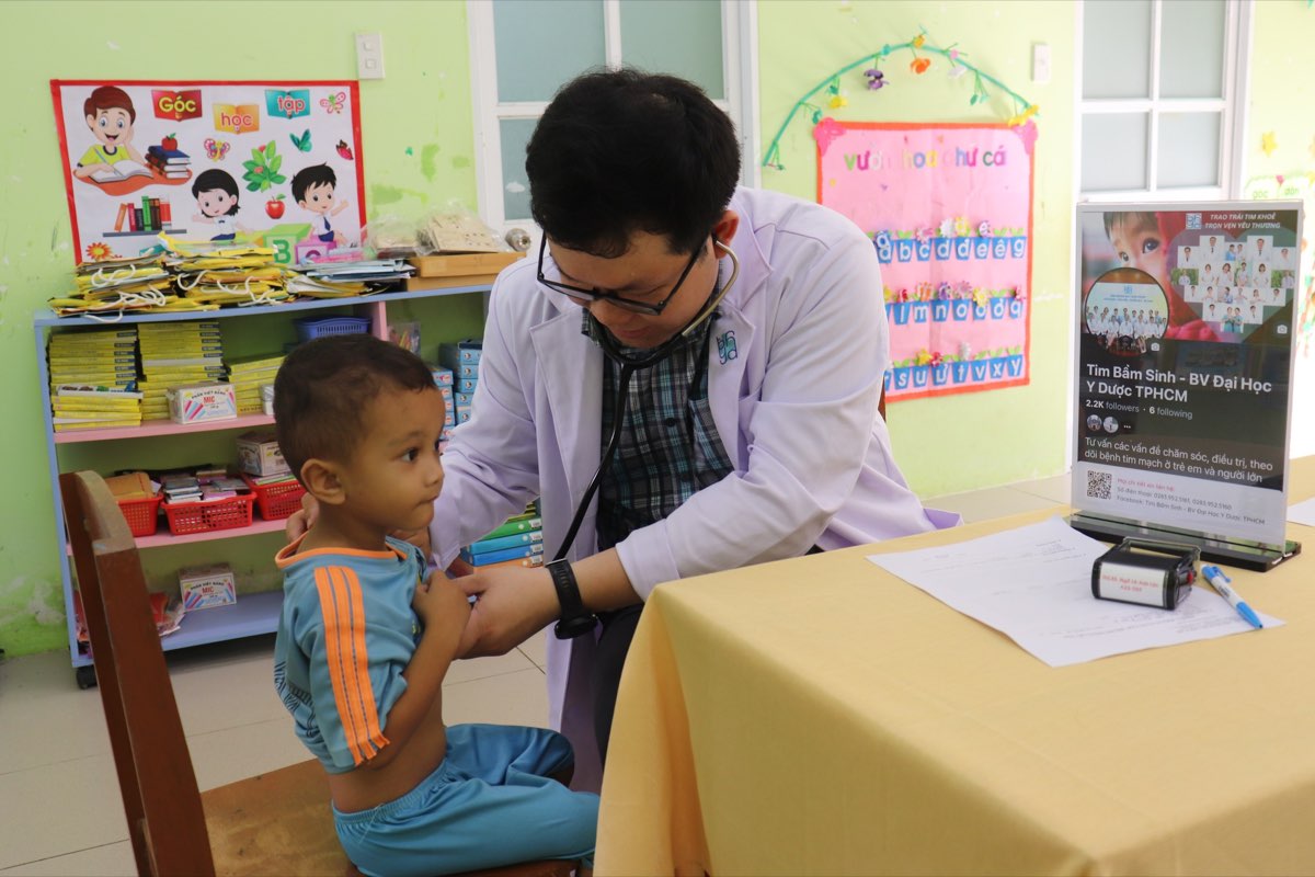 Examen médical d’un enfant avant une opération cardiaque dans un hôpital vietnamien