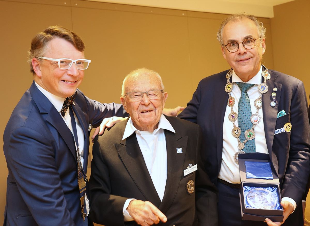 Remise du cristal gravé et de l'insigne Major Donor