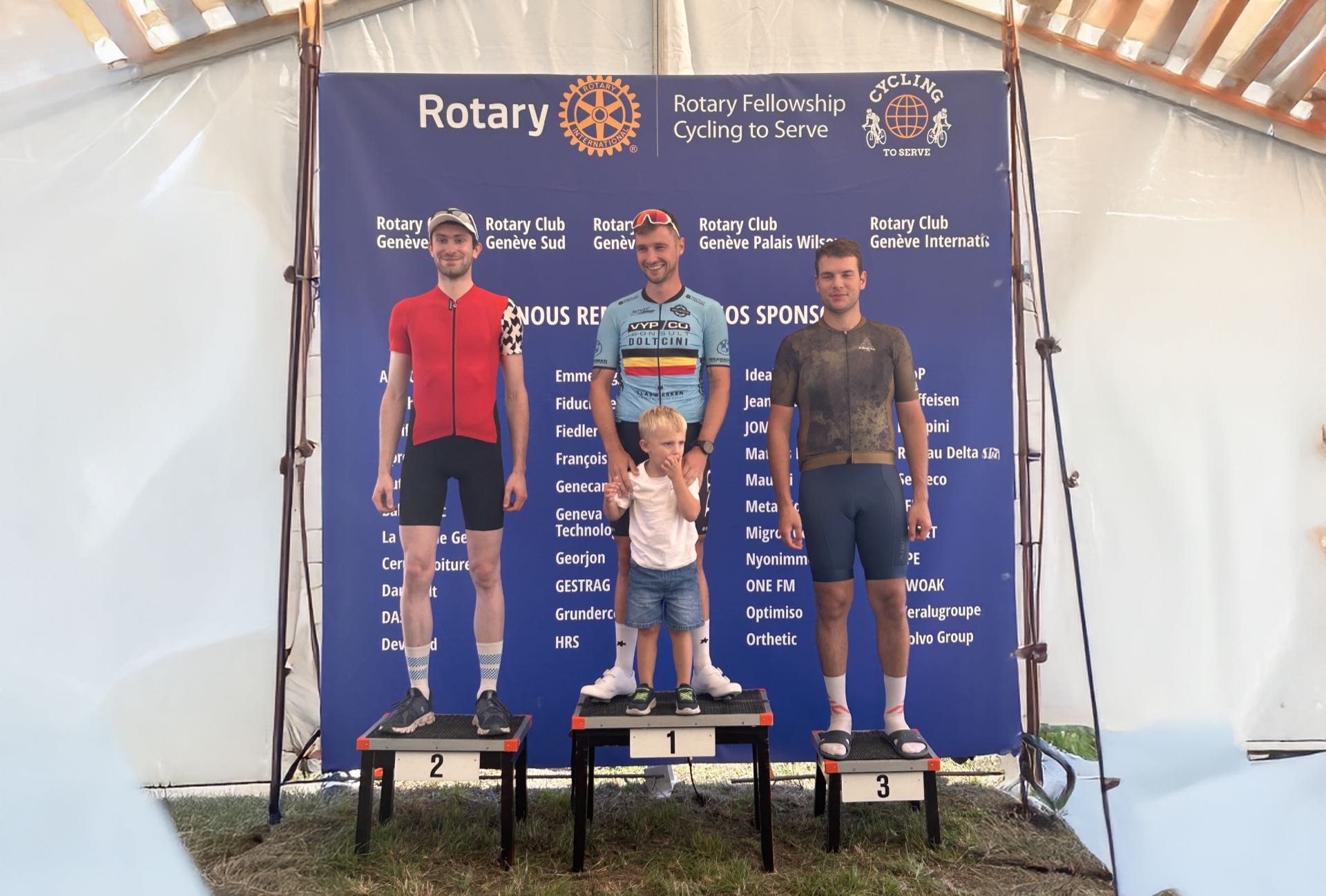 Coureurs belges victorieux au championnat cyclisme Rotary avec médailles et podium