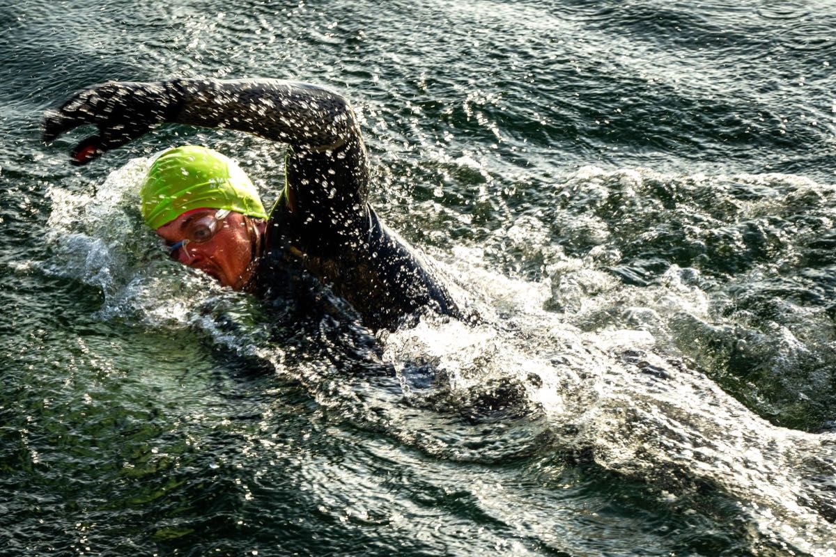Daragh Morgan sortant de l'eau après une session de nage autour de l'Irlande