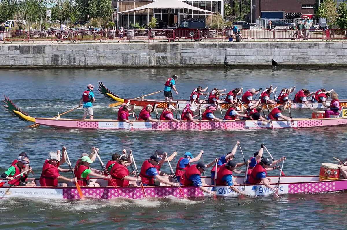 Courses de bateaux-dragons sur le Kattendijkdok à Anvers