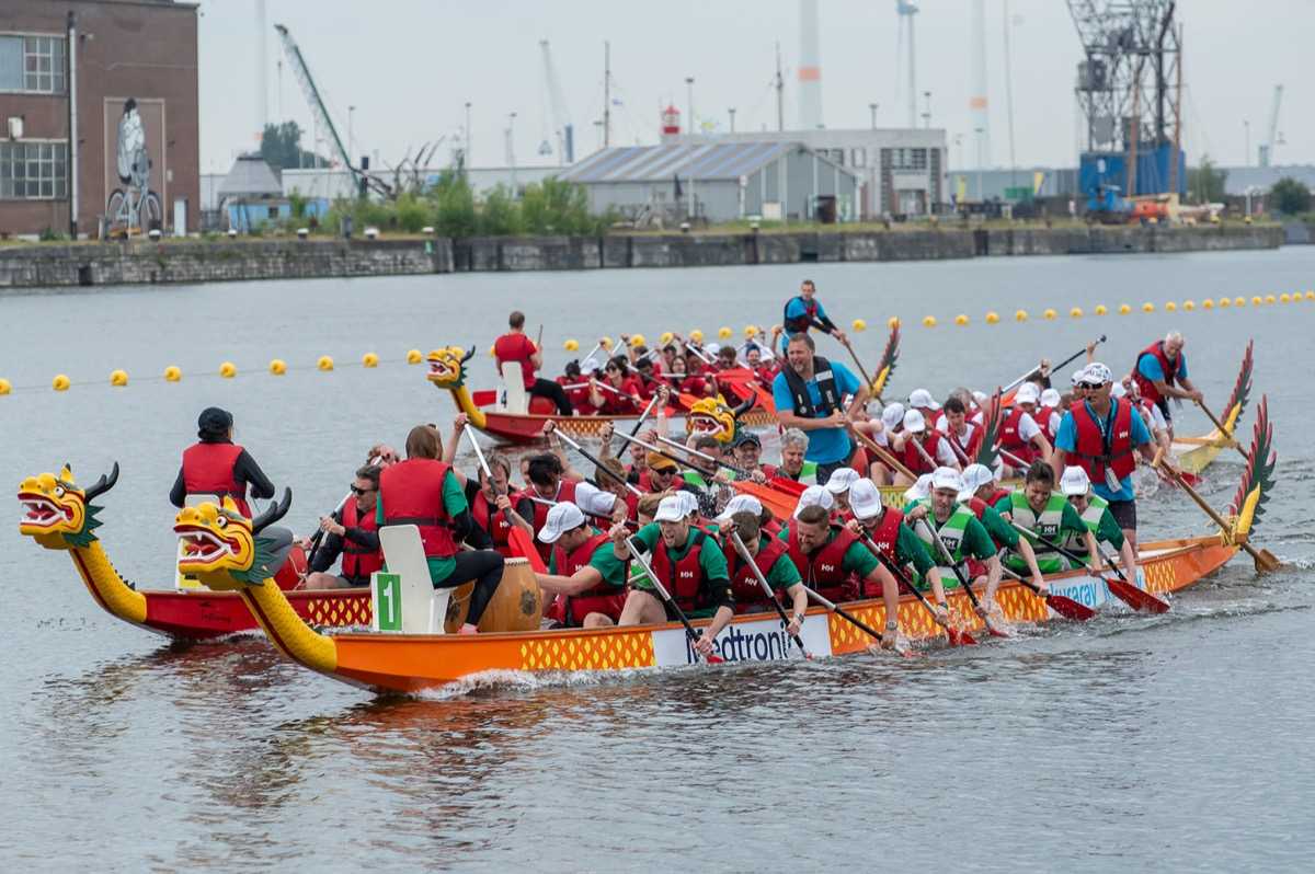 Équipes de bateaux-dragons en compétition lors du festival