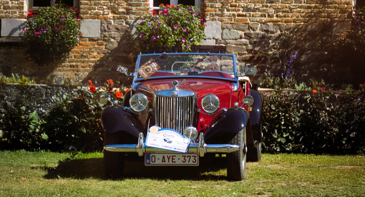 Voiture jaune classique exposée au rally des 58 oldtimers du Rotary Club