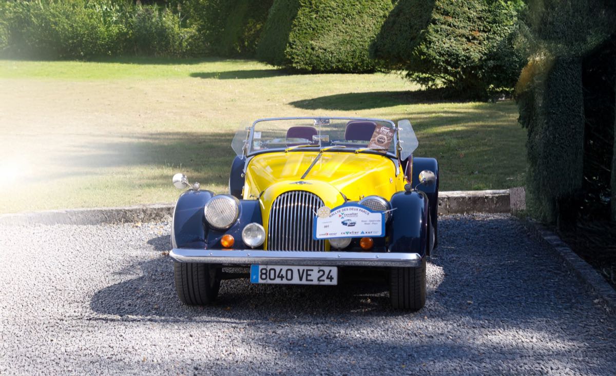 Voiture rouge vintage lors du rally des oldtimers à la garden party du Rotary