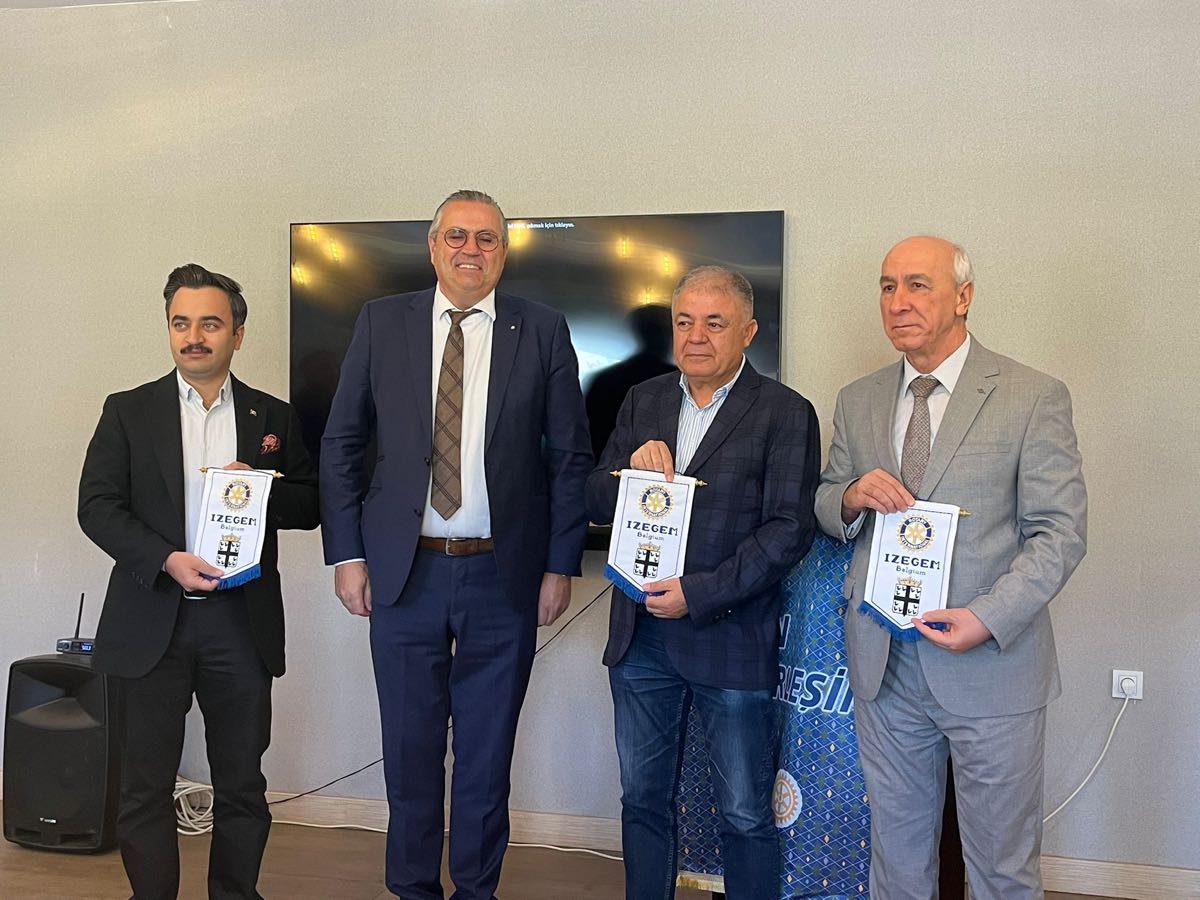 Échange de fanions du Rotary Club Izegem entre Rotariens belges et turcs à Gaziantep
