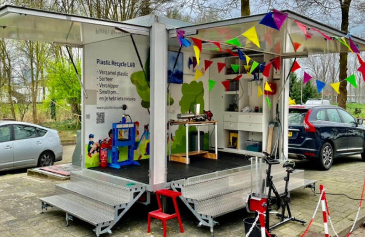 Laboratoire mobile de recyclage du plastique en activité dans une école de Genk