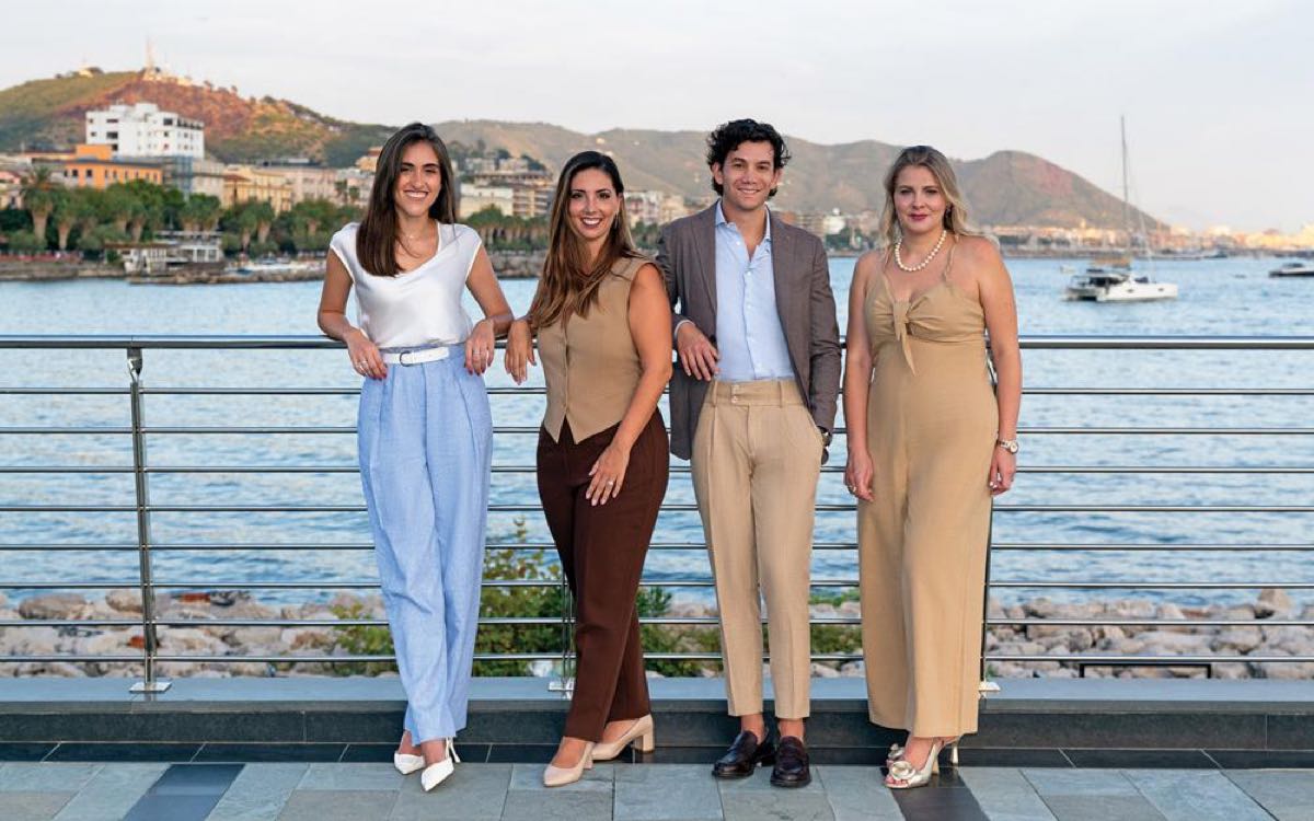 Des membres du Rc Global ROOTS devant le front de mer à Salerne : Lorenza Parente, Maria Vittoria Gargiulo, Raffaelle Dell'Anno et Raffaella Russo