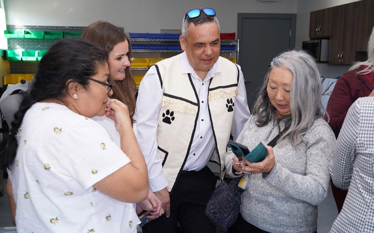 Eugene Hart, chef de la Première Nation des Inuits Sheshatshiu, et la Rotarienne Ann Murakami