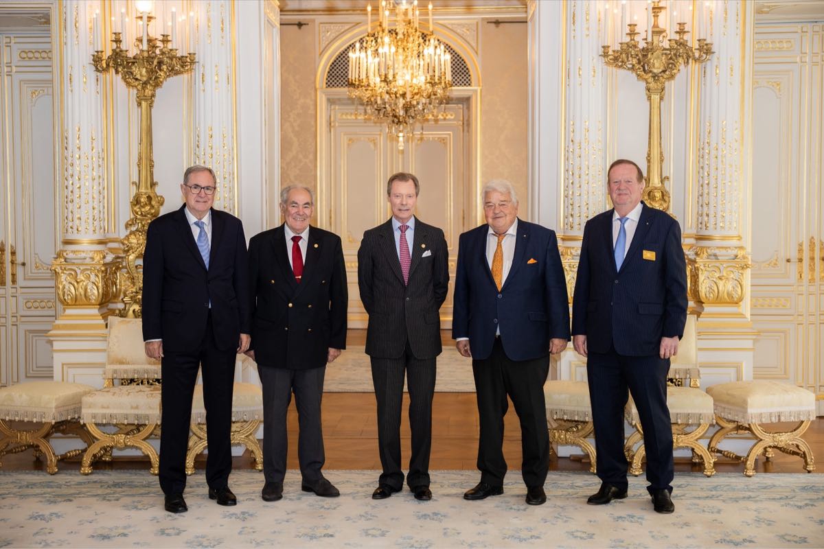 Photo officielle du Grand-Duc Henri avec les past-gouverneurs du Rotary Luxembourg dans les salons du Palais