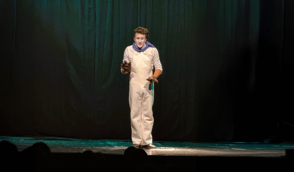 L'artiste Mime Hic en représentation