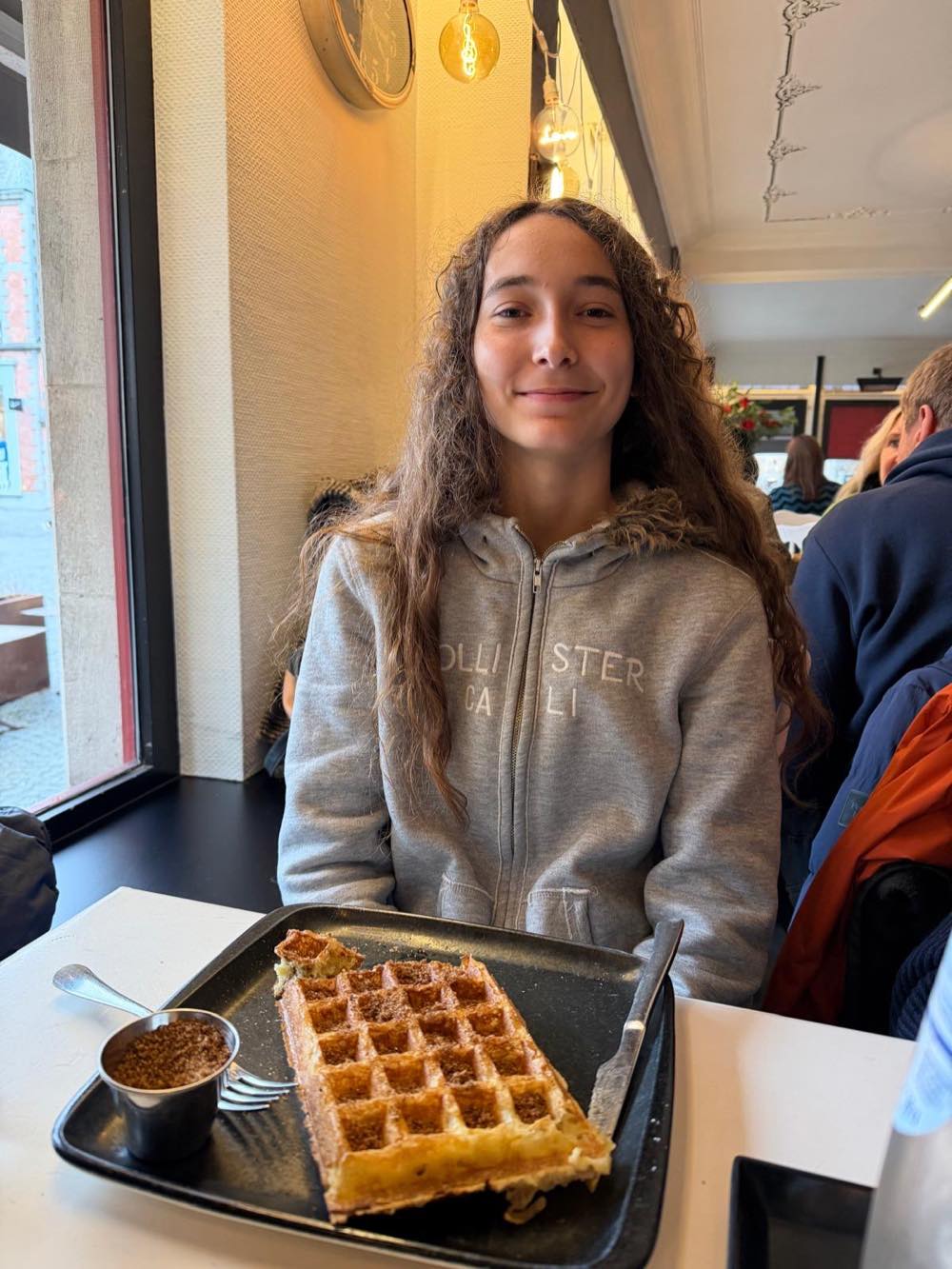Santina bij haar vertrek op Brussels Airport