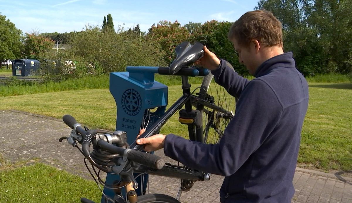 Borne de réparation vélo installée par le Rotary