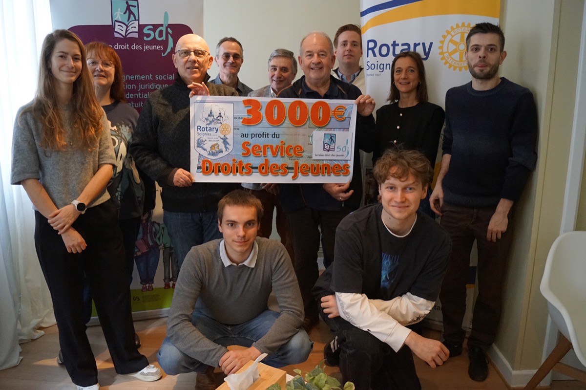 Remise du chèque de soutien du Rc Soignies au Service Droits des Jeunes